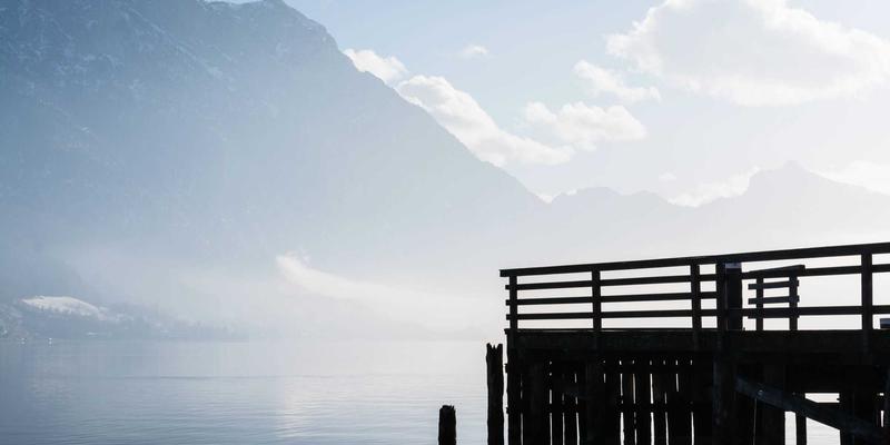 高性能纤维复合材料：化工产品如何驱动新能源汽车轻量化革命